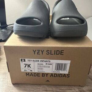 Adidas Gray Slippers with Minimalist Design and Contoured Sole